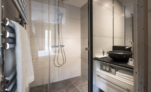 salle de bain d'un appartement type résidence pied des pistes grand-bornand chinaillon location ski montagne