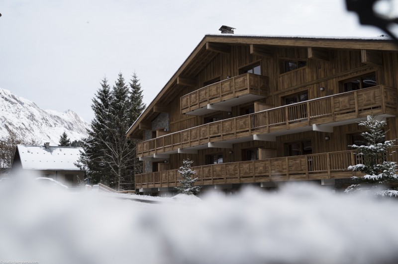 facade d'un des chalets du Roc des Tours résidence pied des pistes grand-bornand chinaillon location ski montagne