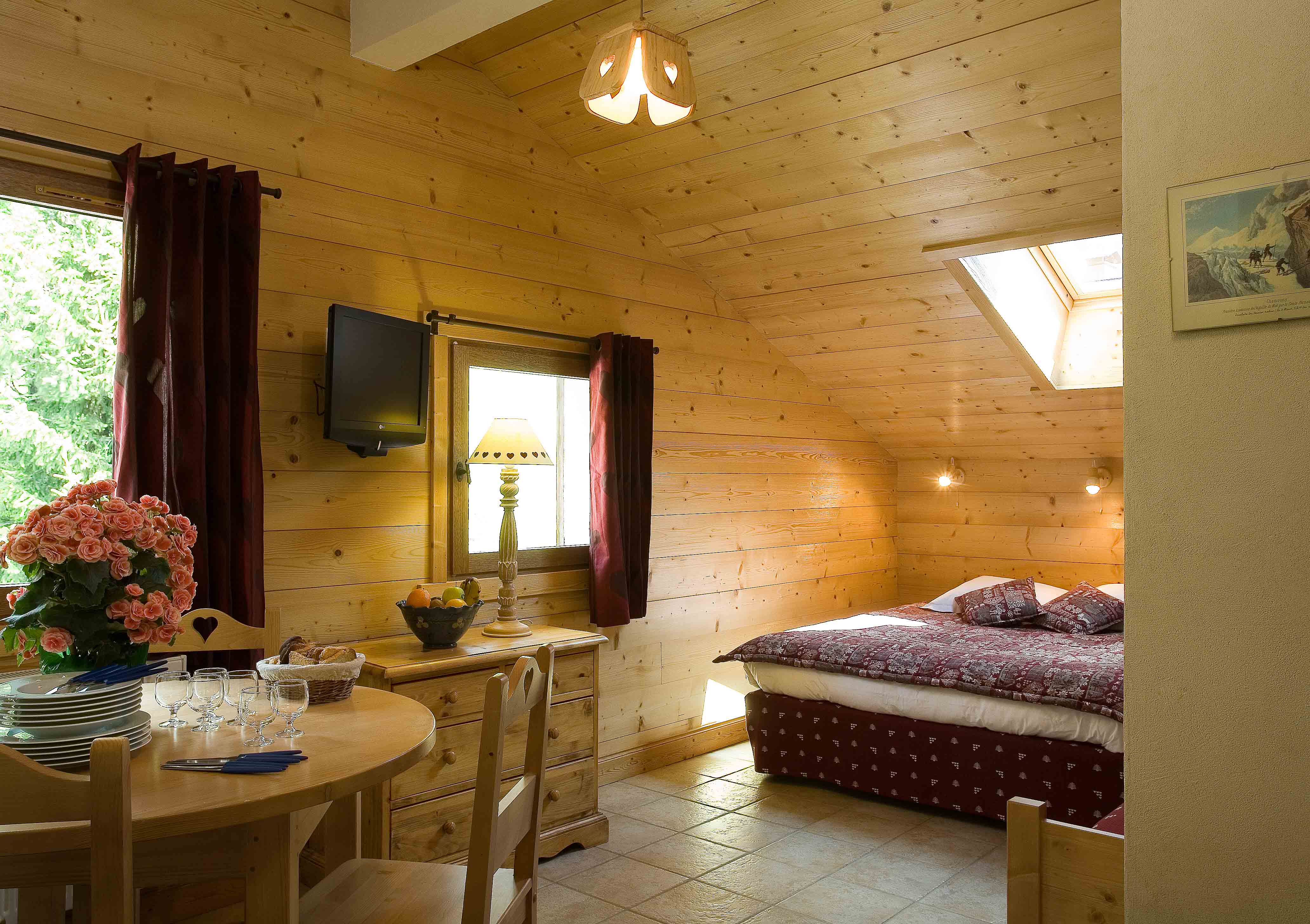 Séjour avec lit double et télévision, salle à manger/Living room with a double bed and a television, dining room-Bel Alp n°29-Le Grand-Bornand