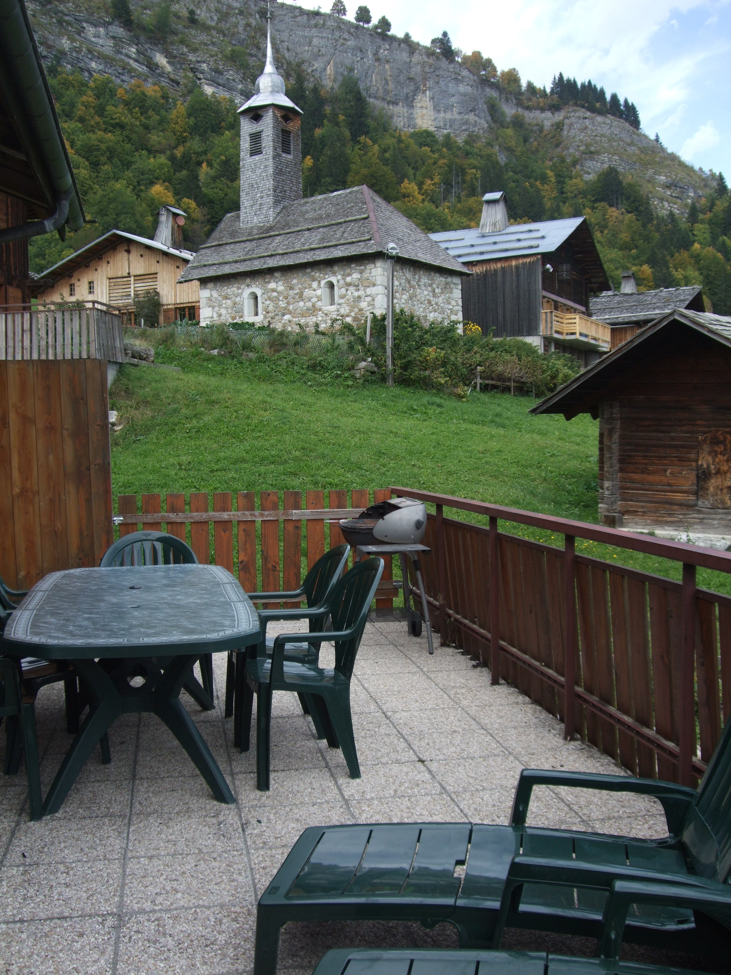 Terrasse avec salon de jardin/Patio with garden furniture-Fontaine-Le Grand-Bornand