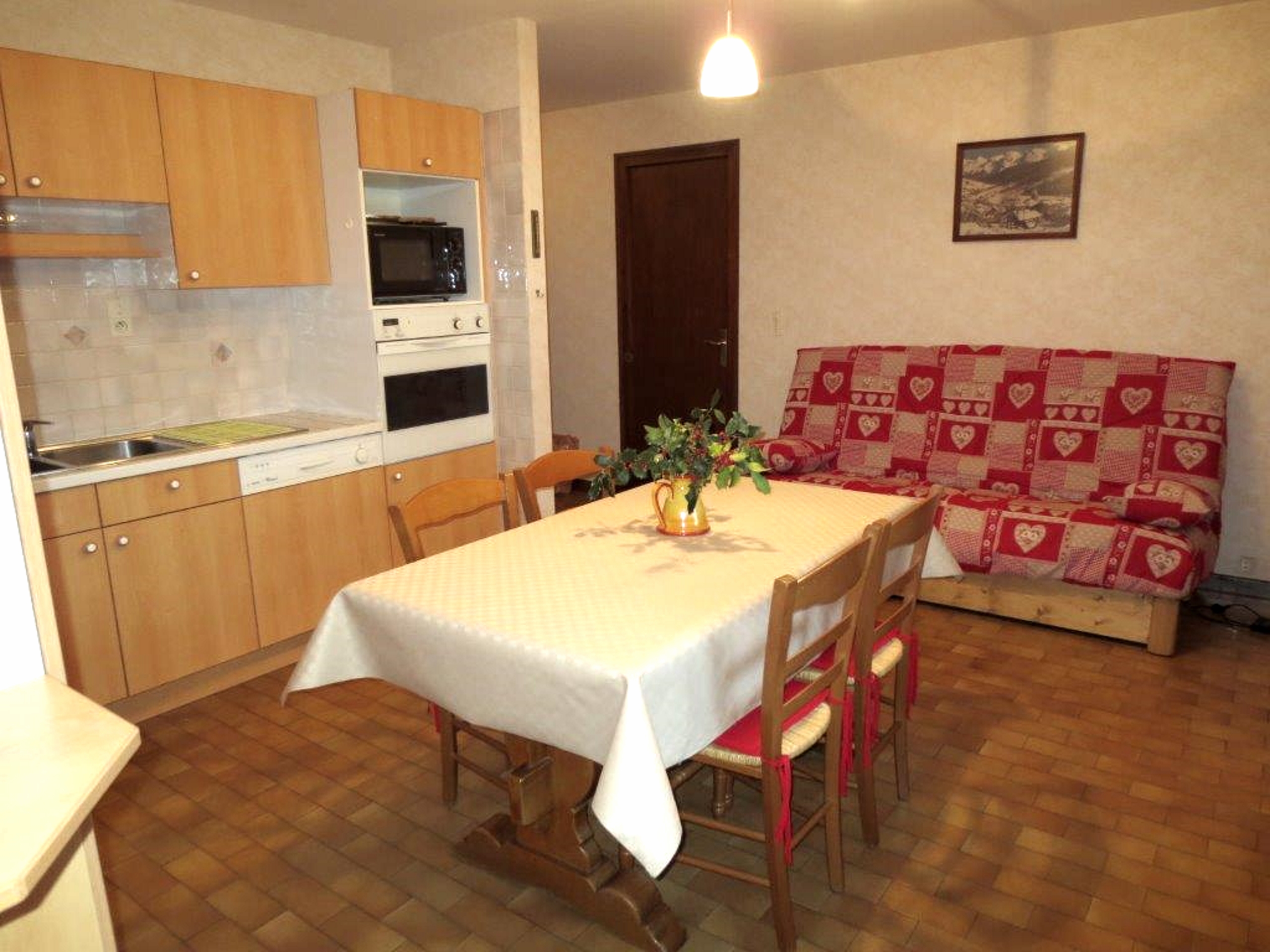 Séjour avec canapé, salle à manger et cuisine/Living room with a sofa, dining room and kitchen-Makalu-Le Grand-Bornand