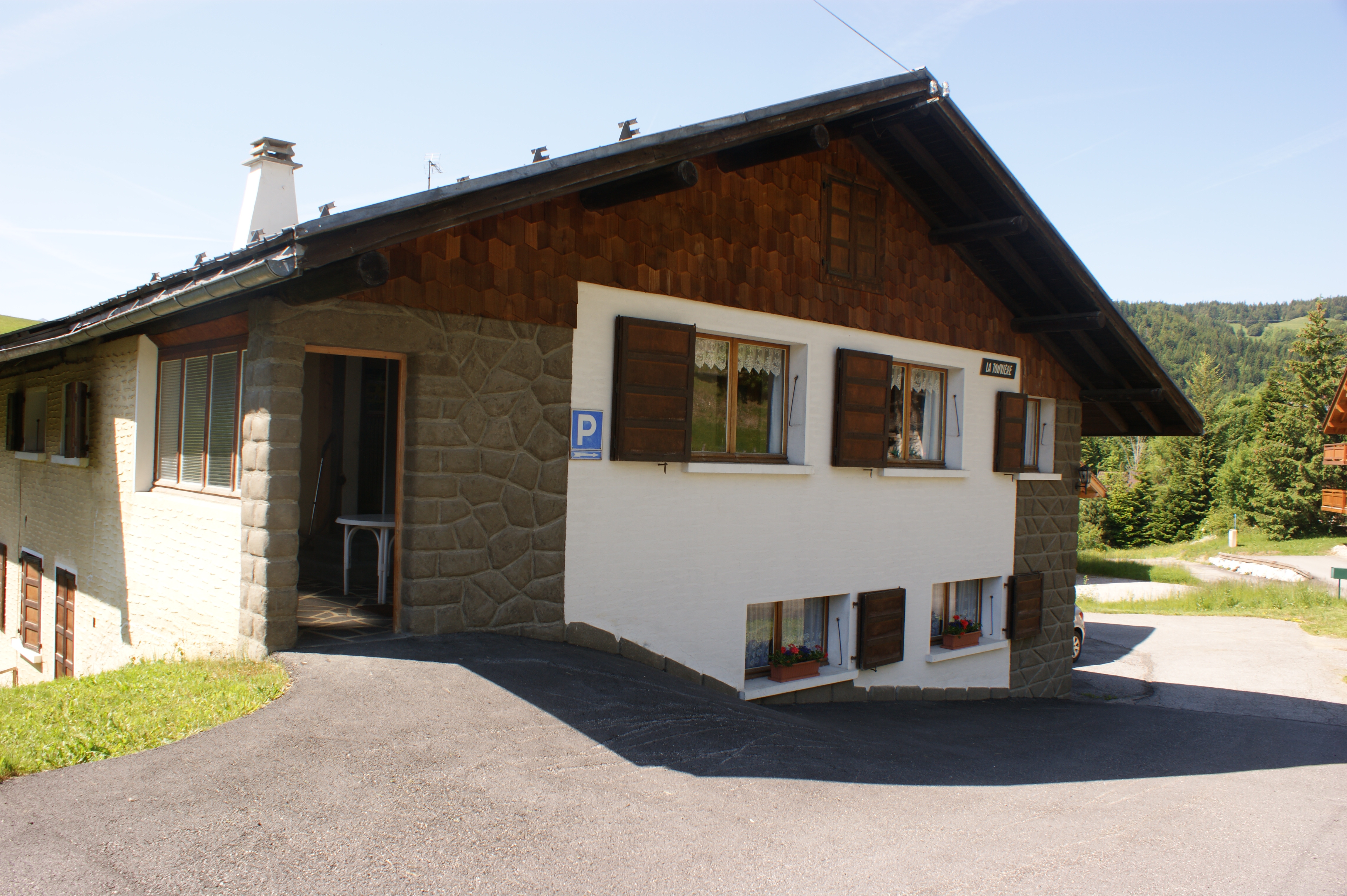Entrée résidence en été/ Summer entrance residence - Touvière n° 4 - Le Grand-Bornand