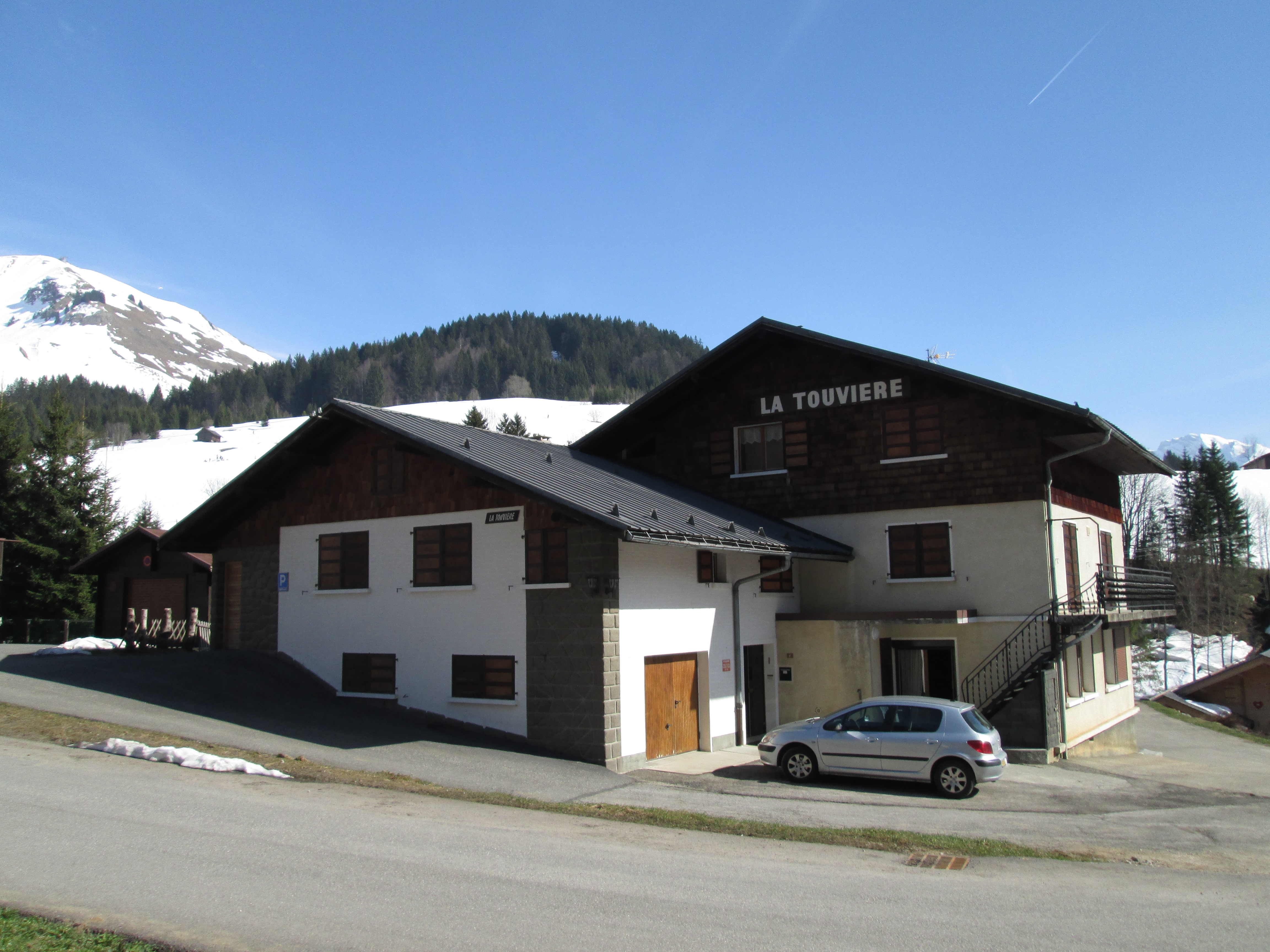 Entrée résidence en hiver/ Winter entrance residence - Touvière n° 4 - Le Grand-Bornand