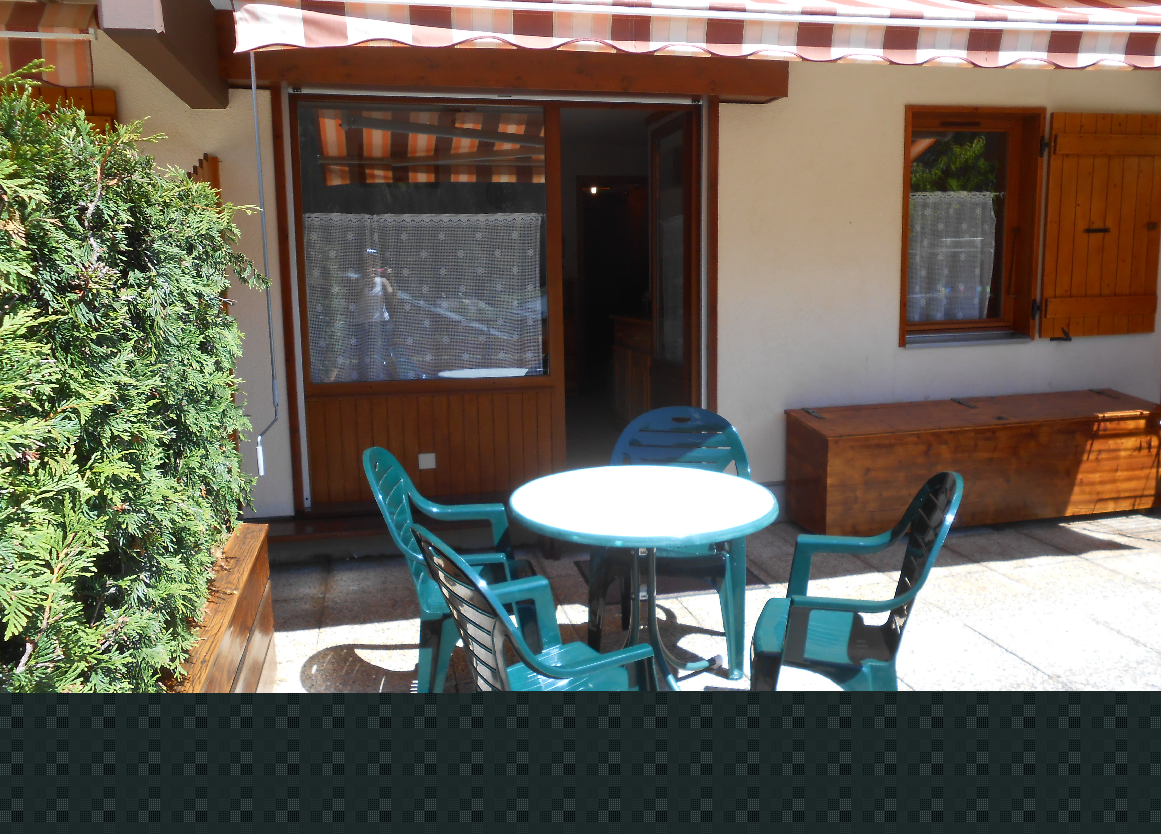 Terrasse avce salon de jardin/Patio with garden furniture-Cornillon C n°3-Le Grand-Bornand