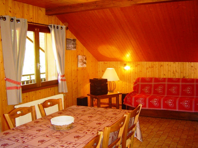 Séjour avec canapé et télévision/Living room with a sofa and a television-Vieux noyer (Noisetier)-Le Grand-Bornand