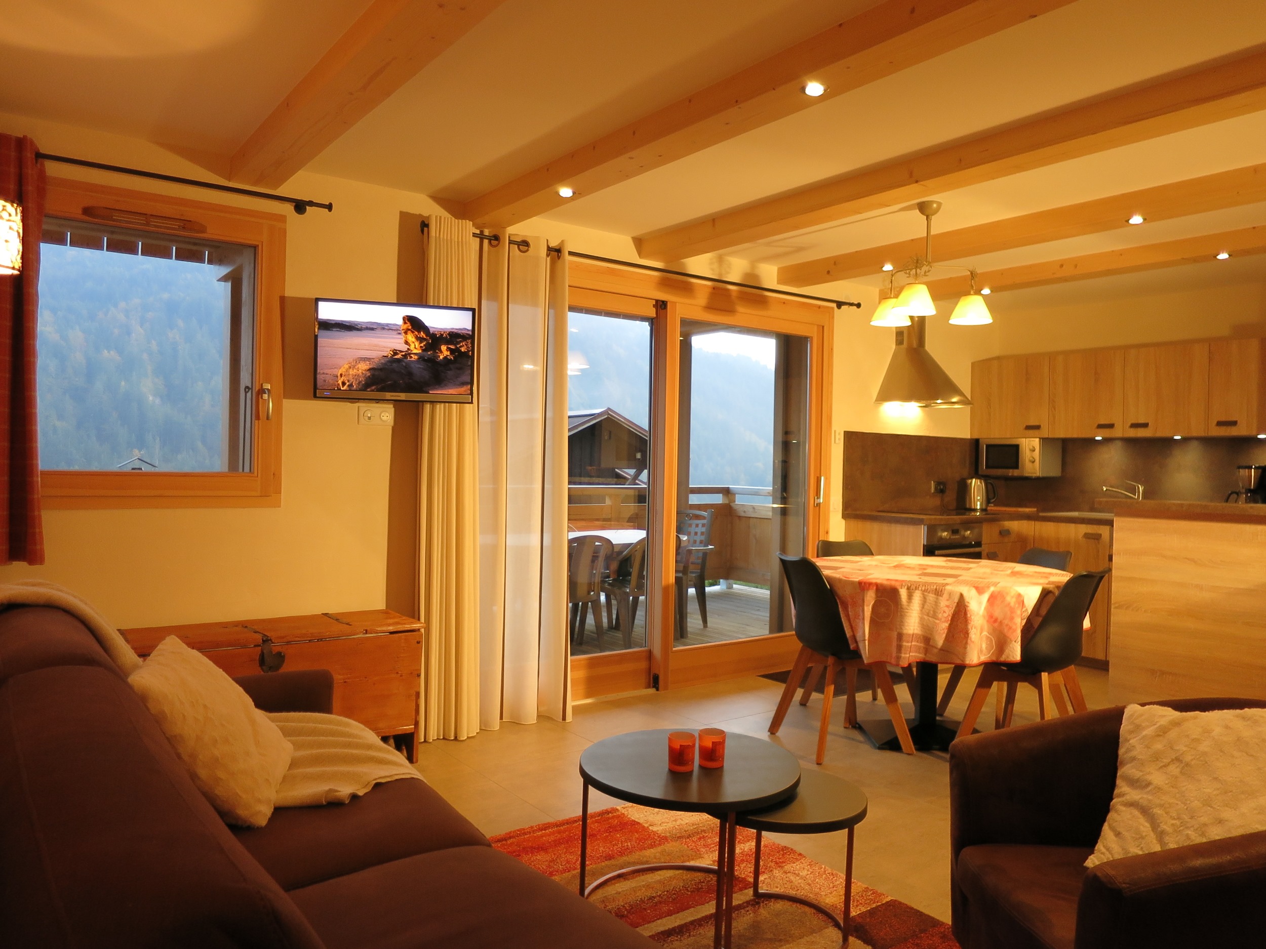 Séjour avec canapé et télévision/Living room with a sofa and a television-Boiseraie n°1-Le Grand-Bornand