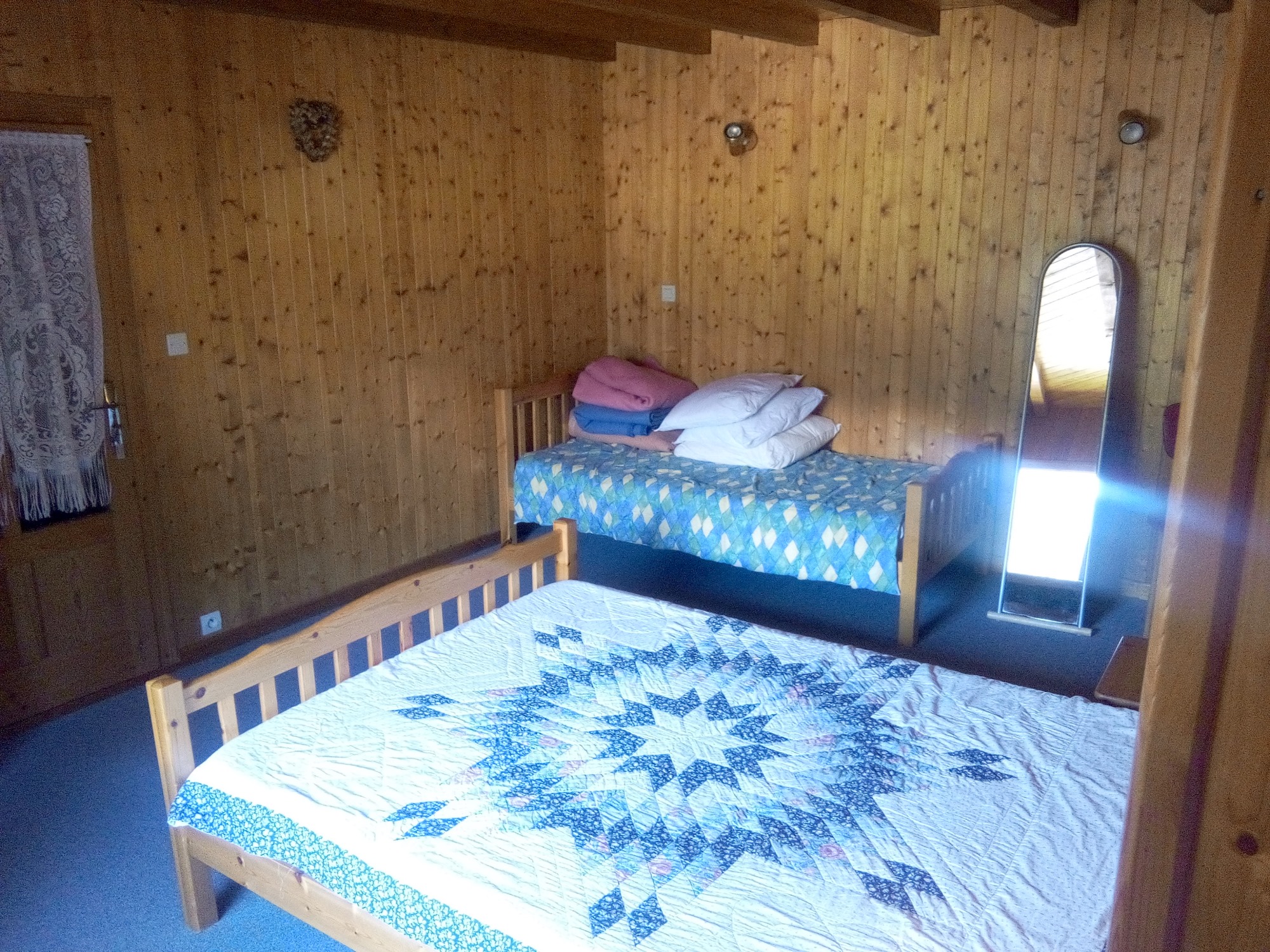 Chambre avec lit double et lit simple/Bedroom with a double bed and a single bed-Chalet Pollet-Le Grand-Bornand