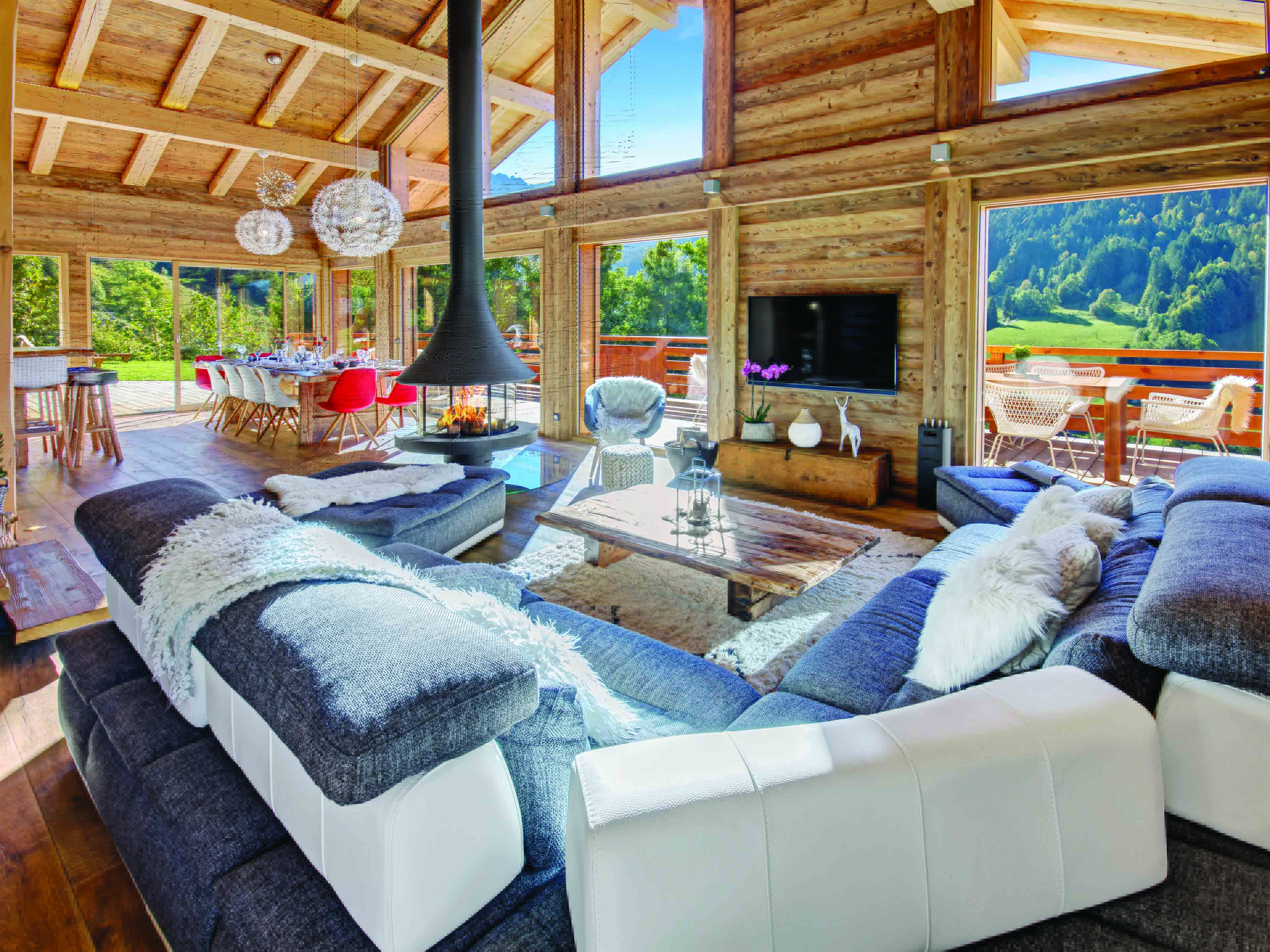 Séjour avec canapés, cheminée et télévision/Living rooom with sofas, a chimney and a television-Chalet Altaï-Le Grand-Bornand