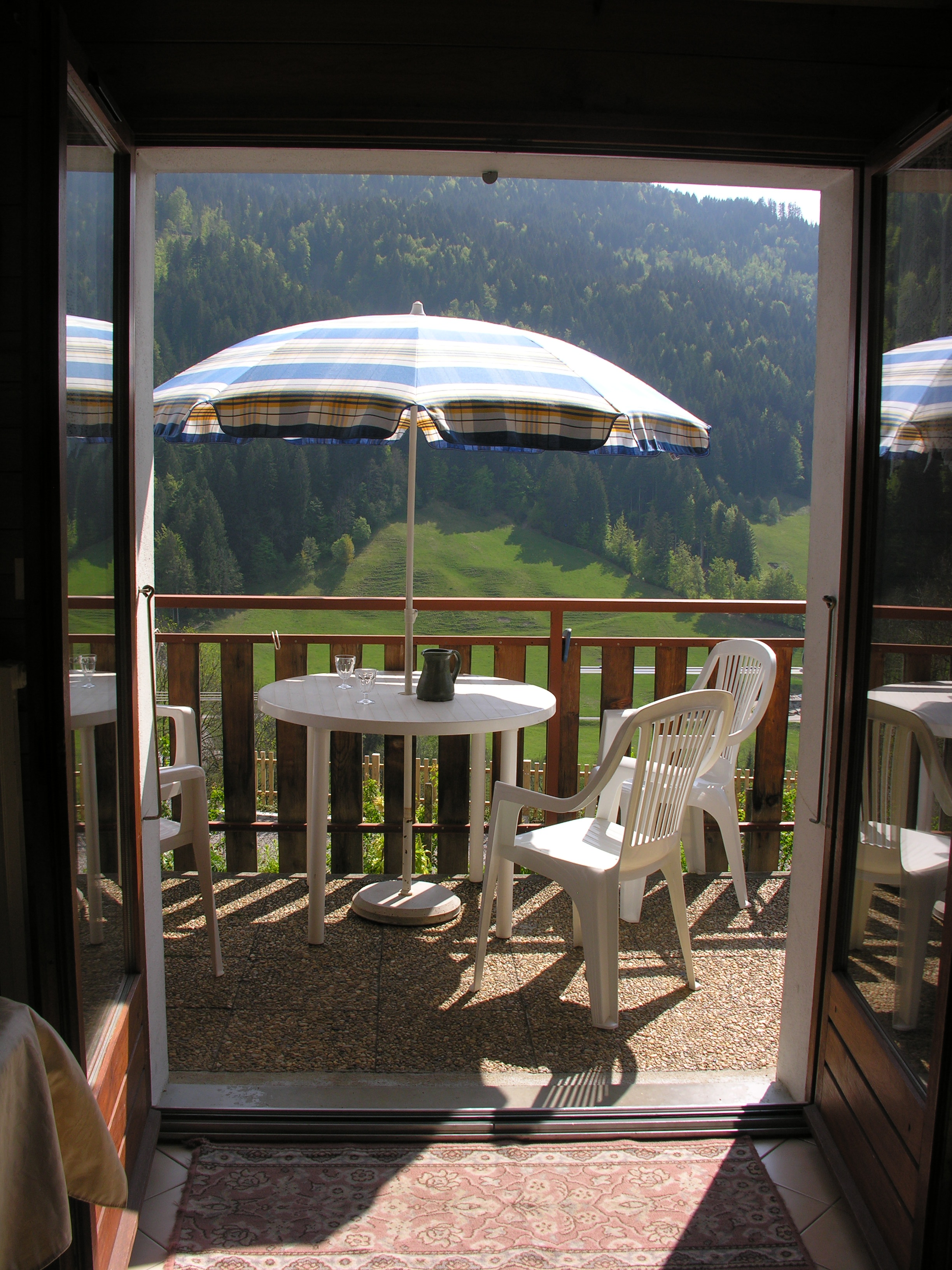 Balcon avec salon de jardin/Balcony with garden furniture-Rouelletaz-Le Grand-Bornand
