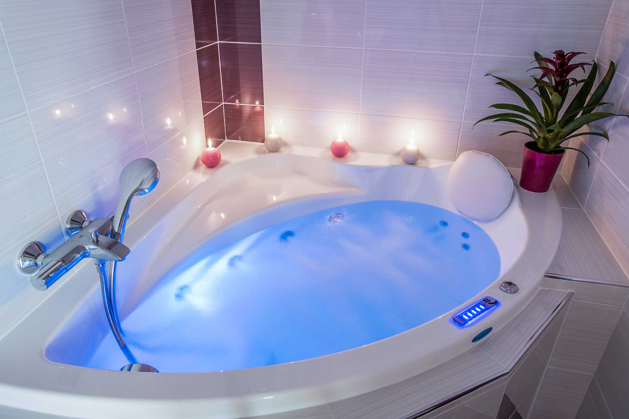 Salle de bain avec baignoire/Bathroom with a bath-Androsace n°2-Le Grand-Bornand