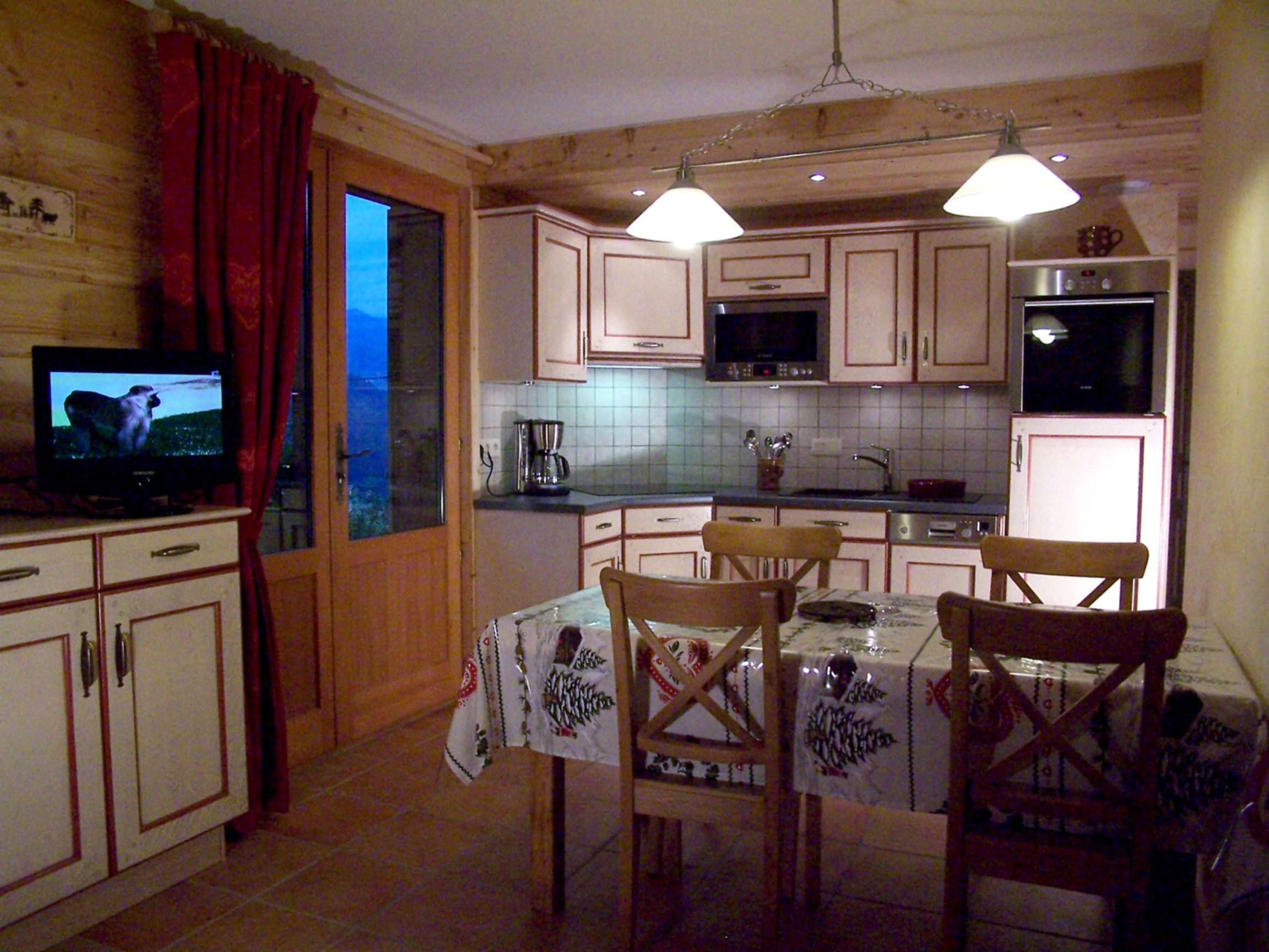Salle à manger, télévision et cuisine/Dining room, television and kitchen-Buissière n°2-Le Grand-Bornand
