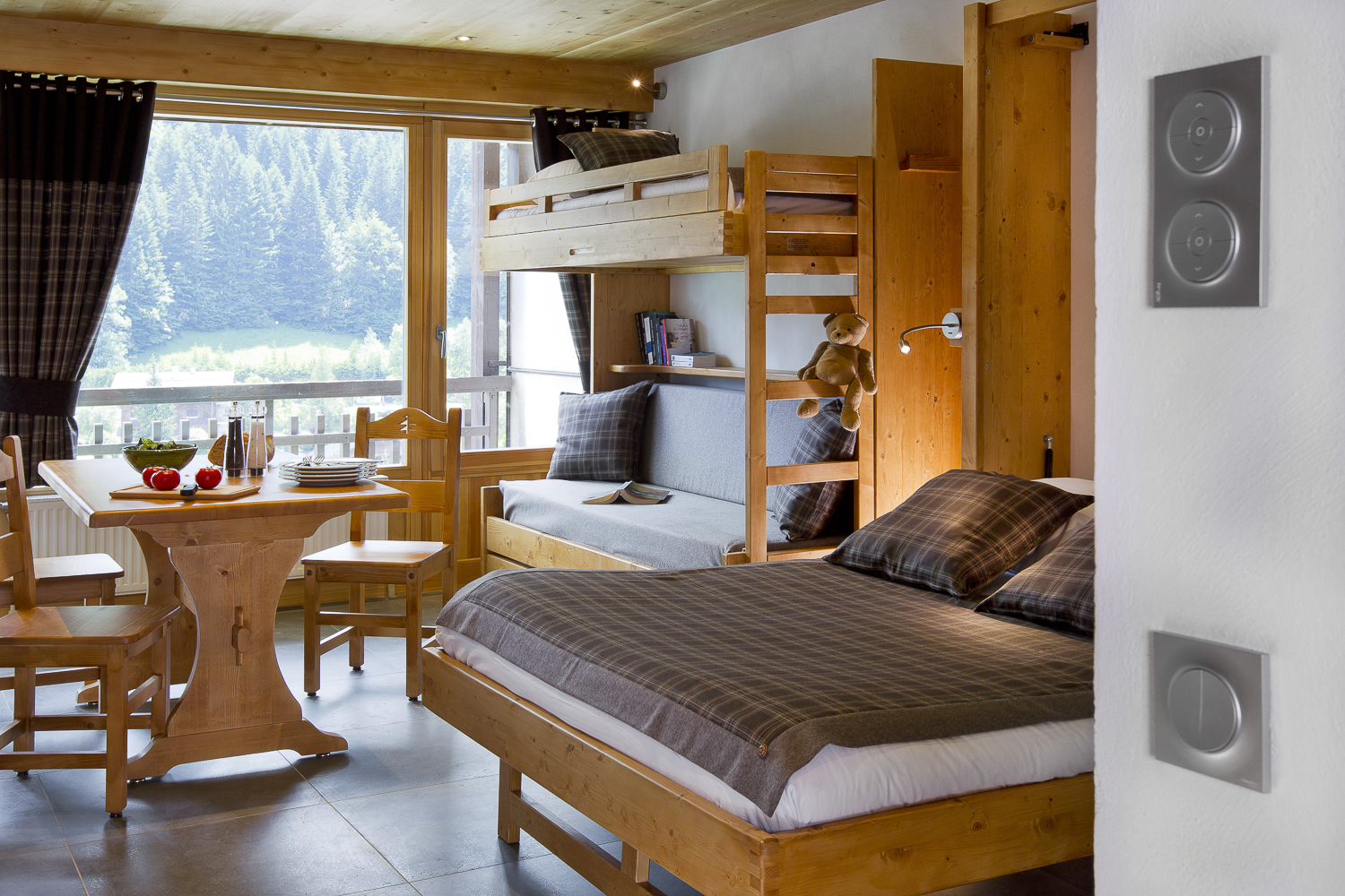 Séjour avec lit double et lits superposés, salle à manger/Living room with a double bed and bunk beds, dining room-Danay n°33-Le Grand-Bornand