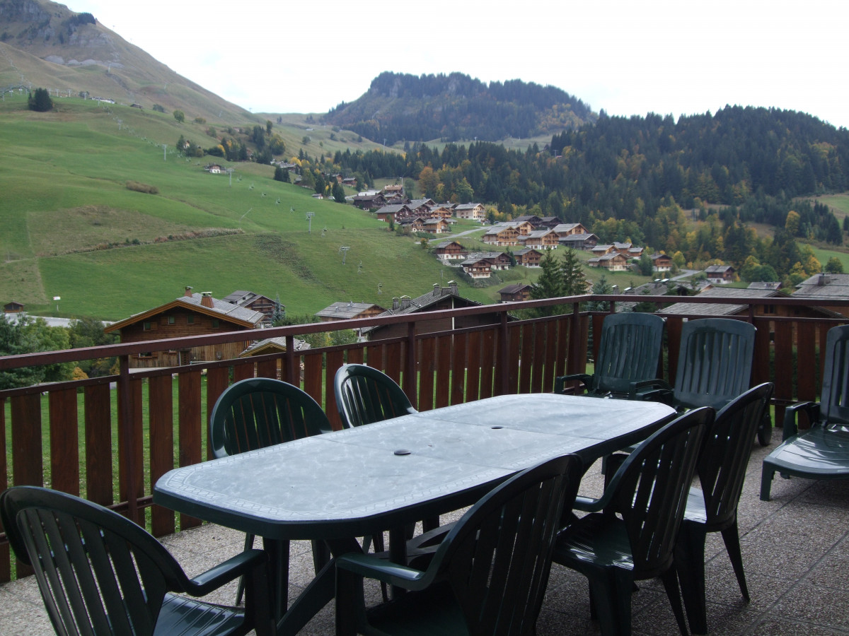 Terrasse avec salon de jardin/Patio with garden furniture-Fontaine-Le Grand-Bornand