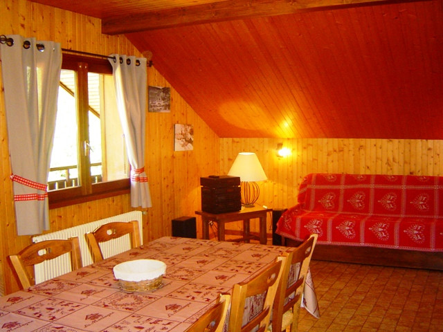 Séjour avec canapé et télévision/Living room with a sofa and a television-Vieux noyer (Noisetier)-Le Grand-Bornand