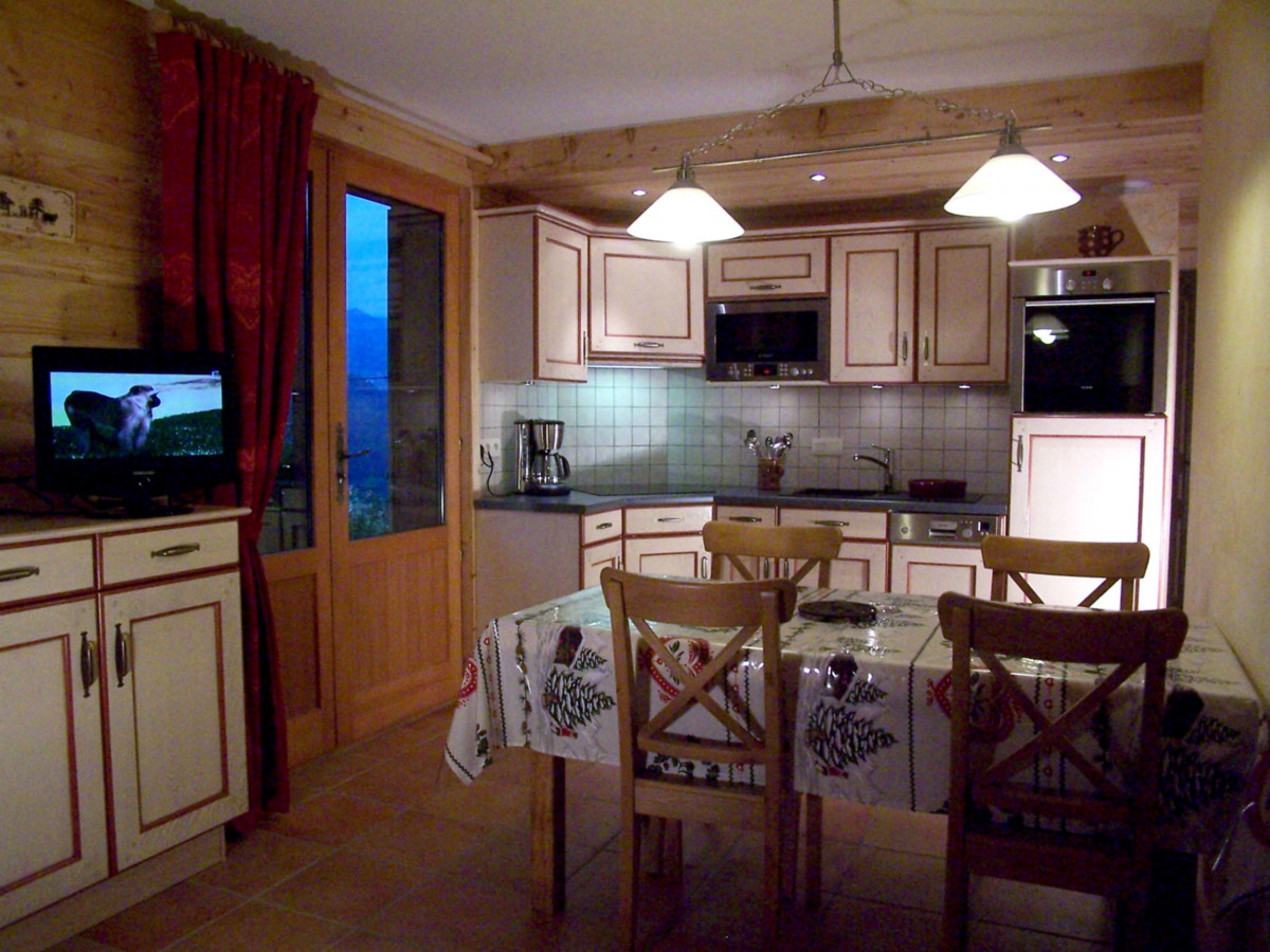 Salle à manger, télévision et cuisine/Dining room, television and kitchen-Buissière n°2-Le Grand-Bornand
