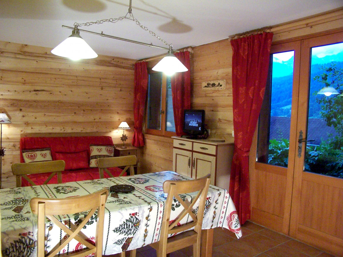 Séjour avec canapé et télévision, salle à manger/Living room with a sofa and a television, dining room-Buissière n°2-Le Grand-Bornand