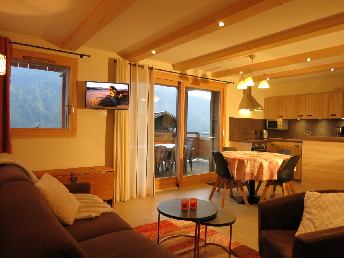 Séjour avec canapé et télévision/Living room with a sofa and a television-Boiseraie n°1-Le Grand-Bornand