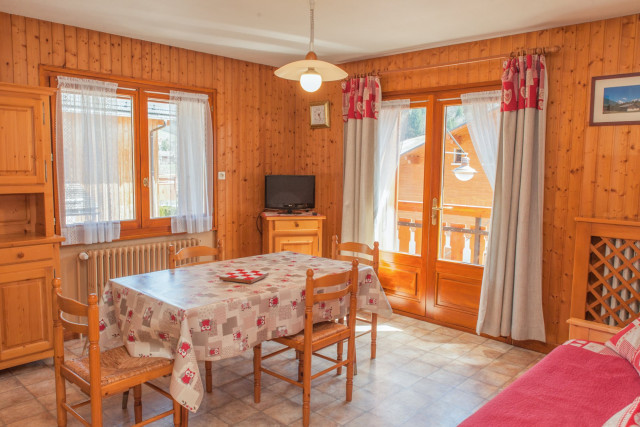 Pièce principale avec canapé et télévision/Main room with a sofa and a television-Tilleuls n°02-Le Grand-Bornand