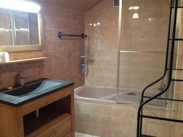 Salle de bain avec baignoire/Bathroom with a bath-Chez Mme Jaillet-Le Grand-Bornand Salle de bain avec baignoire/Bathroom with a bath-Chez Mme Jaillet-Le Grand-Bornand