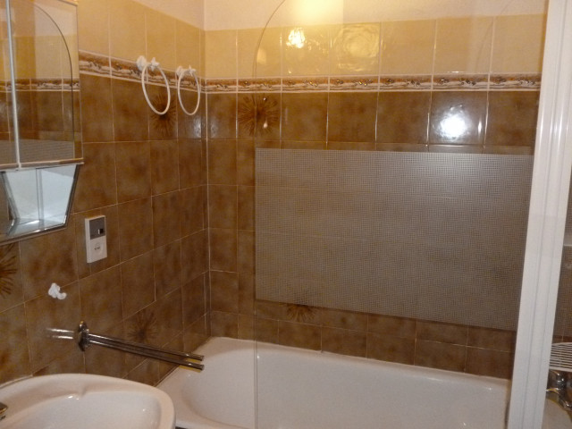 Salle de bain avec baignoire/Bathroom with a bath-Beauregard 4-Le Grand-Bornand Salle de bain avec baignoire/Bathroom with a bath-Beauregard 4-Le Grand-Bornand