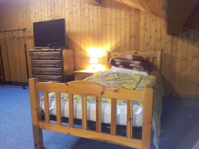 Mezzanine avec lit simple et télévision/Mezzanine with a single bed and a television-Chalet Pollet-Le Grand-Bornand Mezzanine avec lit simple et télévision/Mezzanine with a single bed and a television-Chalet Pollet-Le Grand-Bornand