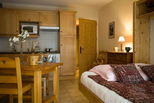 Séjour avec lit double, salle à manger et cuisine/Living room with a double bed, dining room and kitchen-Forclaz A n°b1-Le Grand-Bornand Séjour avec lit double, salle à manger et cuisine/Living room with a double bed, dining room and kitchen-Forclaz A n°b1-Le Grand-Bornand