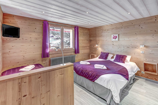 Chambre avec lit double et lits simples/Bedroom with a double bed and a single bed-Androsace n°2-Le Grand-Bornand Chambre avec lit double et lits simples/Bedroom with a double bed and a single bed-Androsace n°2-Le Grand-Bornand