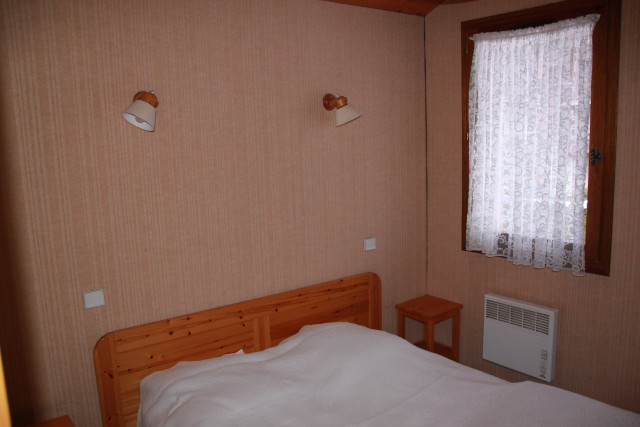 Chambre avec lit double/Bedroom with a double bed-Cornillon A-Le Grand-Bornand Chambre avec lit double/Bedroom with a double bed-Cornillon A-Le Grand-Bornand