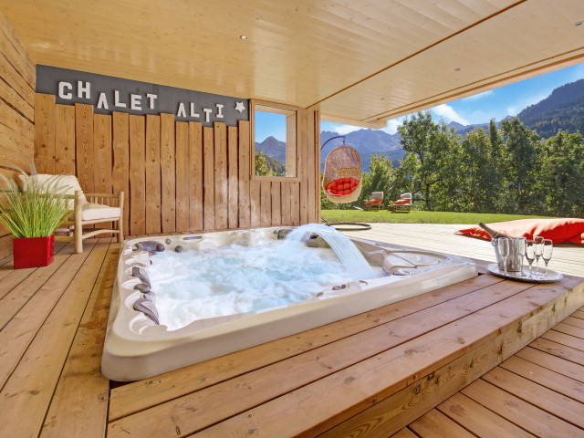 Jacuzzi couvert/Covered jacuzzi-Chalet Altaï-Le Grand-Bornand Jacuzzi couvert/Covered jacuzzi-Chalet Altaï-Le Grand-Bornand
