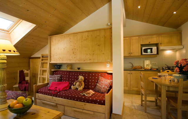 Séjour avec canapé, salle à manger et cuisine/Living room with a television, dining room and kitchen-Bel Alp n°29-Le Grand-Bornand