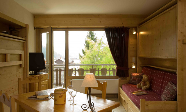 Séjour avec canapé et télévision, salle à manger/Living room with a sofa and a television, dining room-Forclaz A n°b1-Le Grand-Bornand