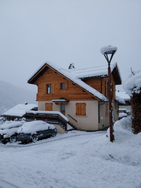 Chalet sous la neige
